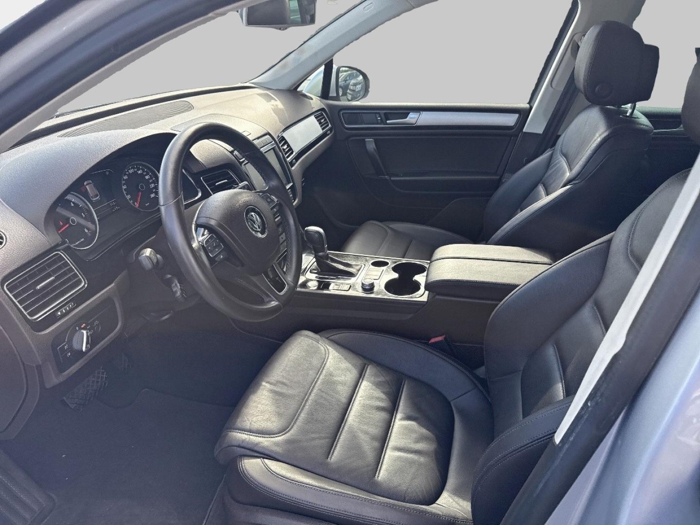 VOLKSWAGEN Touareg 2016 - Image 9